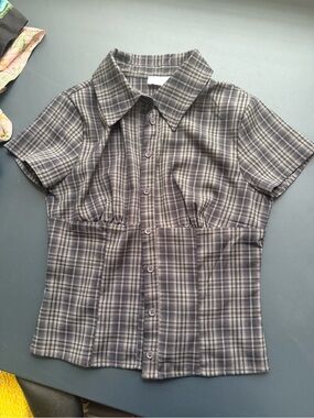 Isalis Plaid Button-Up Short Sleeve Top in Charcoal and Taupe